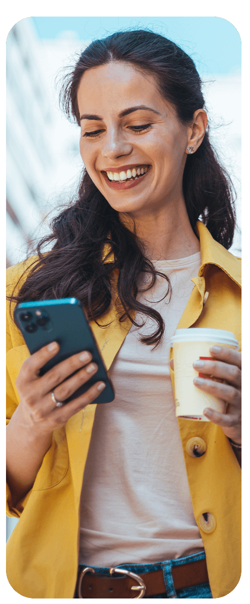 Mujer feliz viendo su celular
