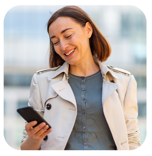 Mujer feliz viendo su celular