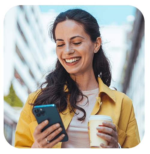 Mujer feliz viendo su celular