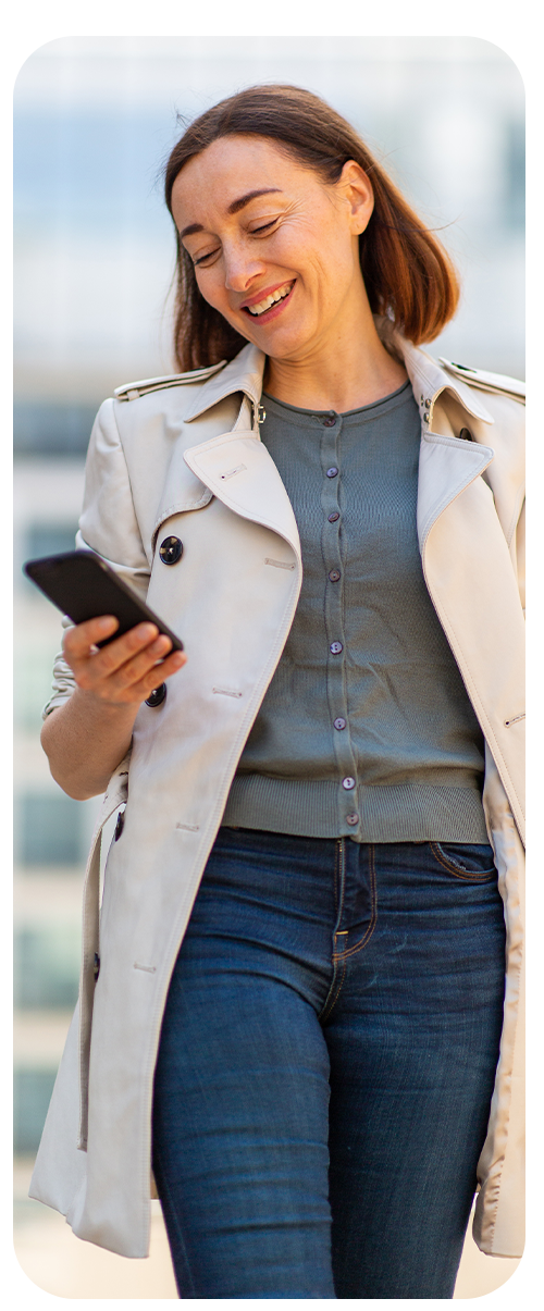 Mujer feliz viendo su celular