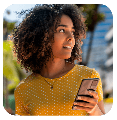 Mujer feliz viendo su celular