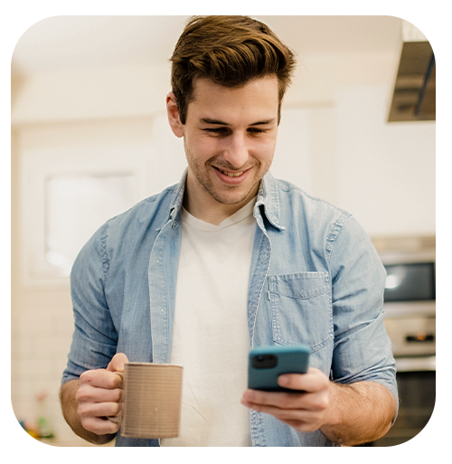Hombre feliz viendo su celular