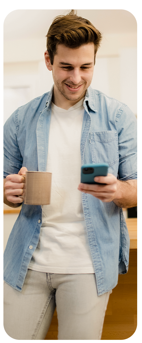 Hombre feliz viendo su celular
