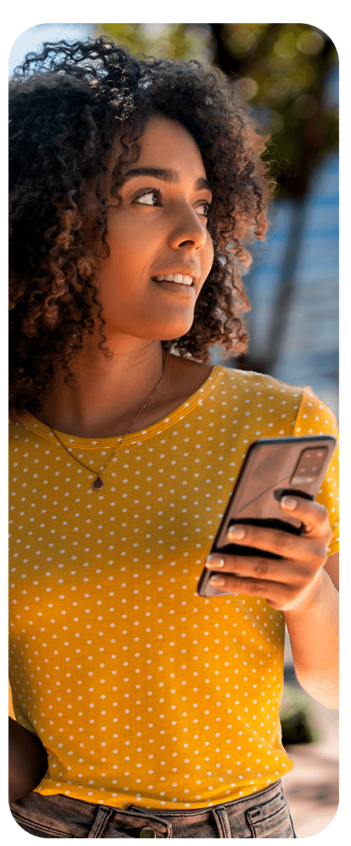 Mujer feliz viendo su celular